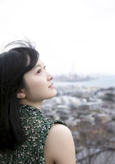一个女人坐在一个石头上打一成语_720最新电影在线观看
